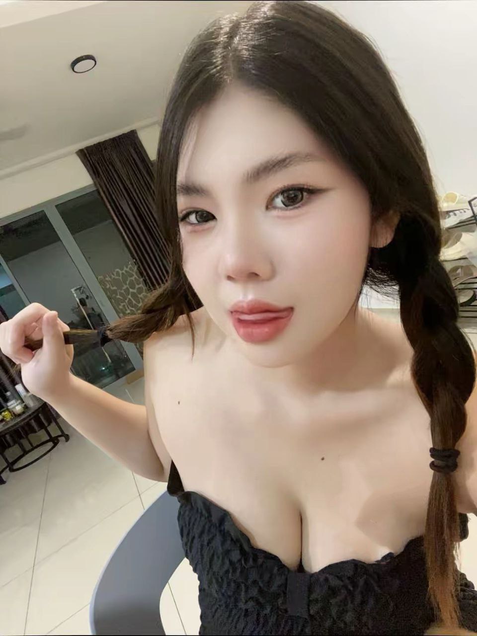 Escort Gallery Image